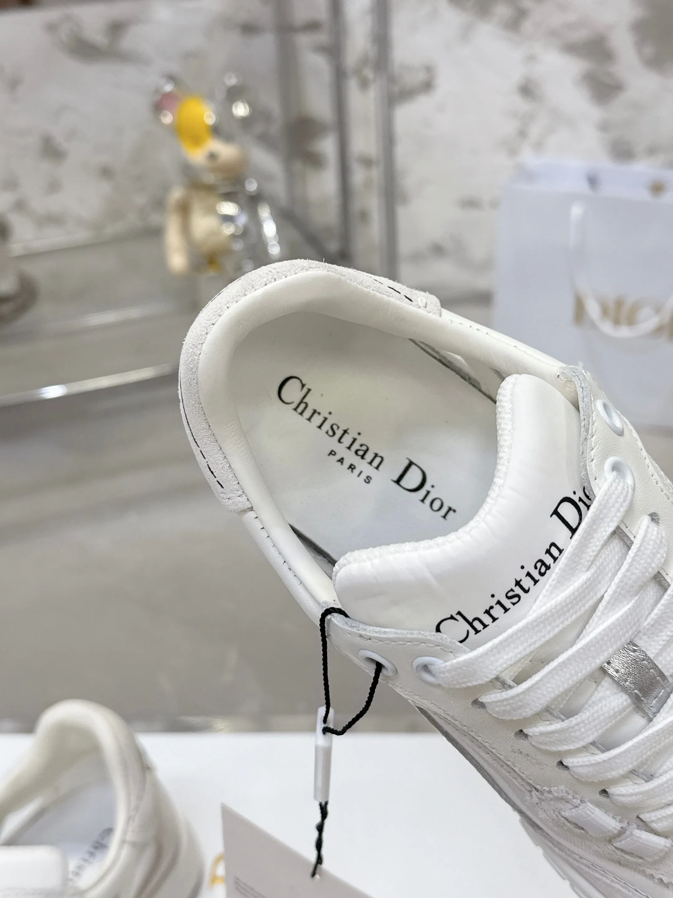 Factory price 640💰 Top version! ! ! Dior Tech sneakers Dior Tech is newly launched, with exquisite color matching and autumn and winter atmosphere. This Dior Tech sneaker is a new product in the 2026 early spring ready-to-wear series. It is equipped with fashionable details and highlights the retro aesthetics. Made of calfskin and suede calfskin upper with transparent mesh side panels and ChristianDior Paris signature on the heel and tongue. A textured, tonal Dior signature sole adds couture style. Upper material: Textile, cowhide split leather, cowhide leather with Christian Dior Paris logo on the heel and tongue Textured Dior logo rubber sole embellished with Christian Dior's lucky star symbol! Size 35-46 (40 for women, 41 for men, 38.45.46, custom made and non-refundable)